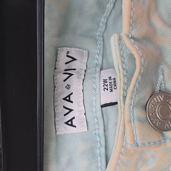 Ava & Viv Antiqued Light Blue Jean Shorts Mid-Rise Cuffed Hem, Plus 22W, NWT - Picture 3 of 3